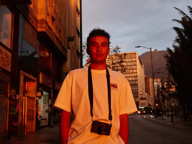 Portrait of Kevin Rodríguez, street photography guide in Bogotá